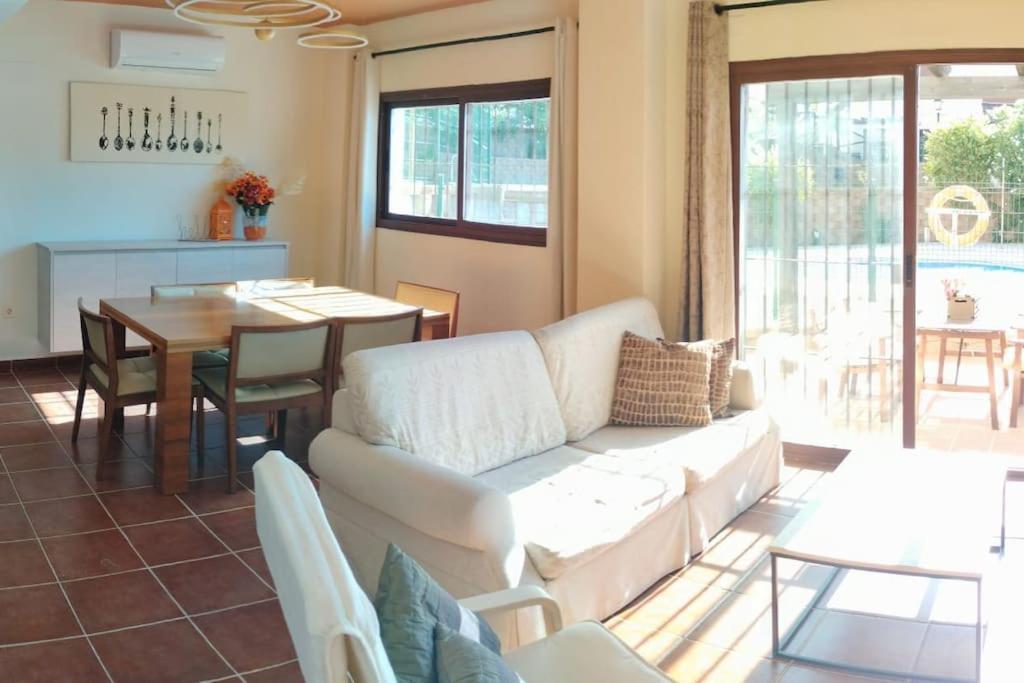 Suite En Sierramagna, Piscina Abierta El Ronquillo Exterior photo